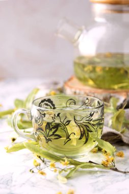 Kupası ve çaydanlık kireç çay ve Kuru limon çiçeği ile.