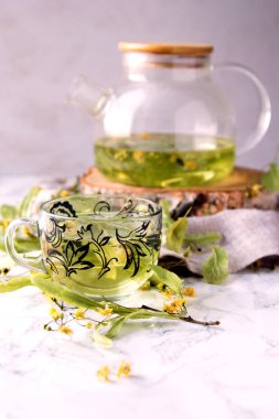 Kupası ve çaydanlık kireç çay ve Kuru limon çiçeği ile.
