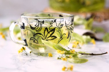 Kupası ve çaydanlık kireç çay ve Kuru limon çiçeği ile.