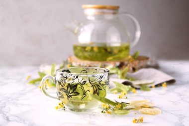 Kupası ve çaydanlık kireç çay ve Kuru limon çiçeği ile.
