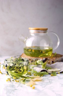 Kupası ve çaydanlık kireç çay ve Kuru limon çiçeği ile.