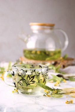 Kupası ve çaydanlık kireç çay ve Kuru limon çiçeği ile.