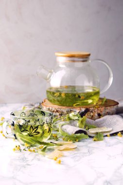 Kupası ve çaydanlık kireç çay ve Kuru limon çiçeği ile.