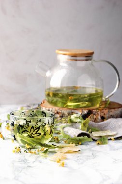 Kupası ve çaydanlık kireç çay ve Kuru limon çiçeği ile.