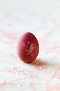 Pembe bir arka plan üzerinde pembe Paskalya yortusu yumurta.