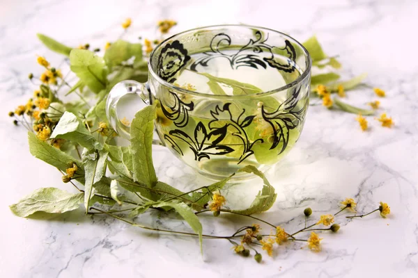 Bir fincan limon çay ve kuru ıhlamur çiçeği.