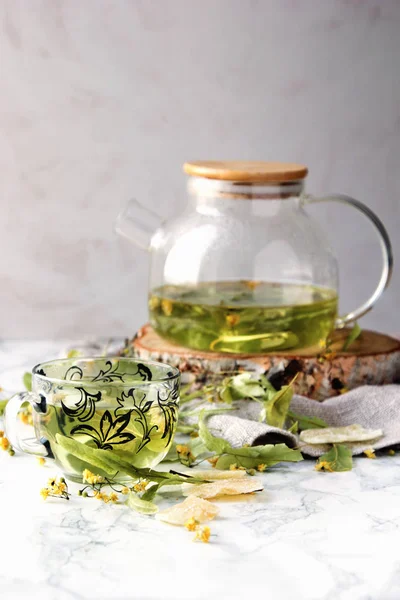 Kupası ve çaydanlık kireç çay ve Kuru limon çiçeği ile.