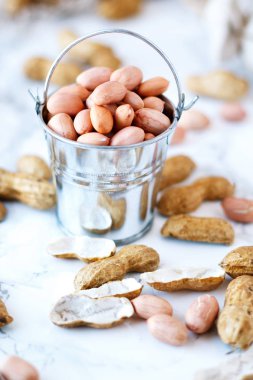 Küçük bir kova mermer bir tabloda fıstık.