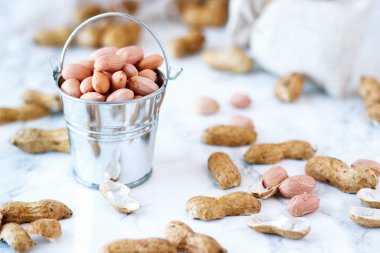 Küçük bir kova mermer bir tabloda fıstık.