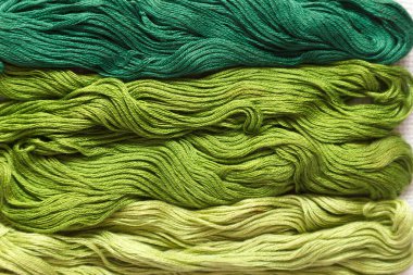 Yeşil tonları beyaz tuval üzerinde konuları.