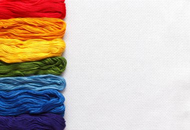 Gökkuşağı rengi konu beyaz tuval üzerine.