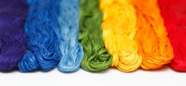 Gökkuşağı rengi konu beyaz tuval üzerine.