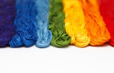 Gökkuşağı rengi konu beyaz tuval üzerine.