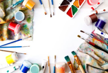 Çizim için ayarlayın. Beyaz kağıt, guaş, suluboya ve üstten çekilen fırçalar.