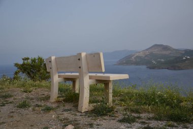 Deniz kıyısında dağlar bulutlar