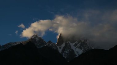 Gün batımında Hunza Pakistan tepesinde bulut videoları seyrediyor.