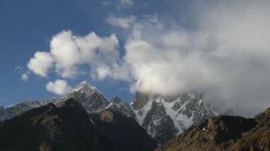 Gün batımında Hunza Pakistan tepesinde bulut videoları seyrediyor.