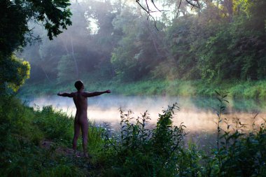 çıplak adam ve nehir