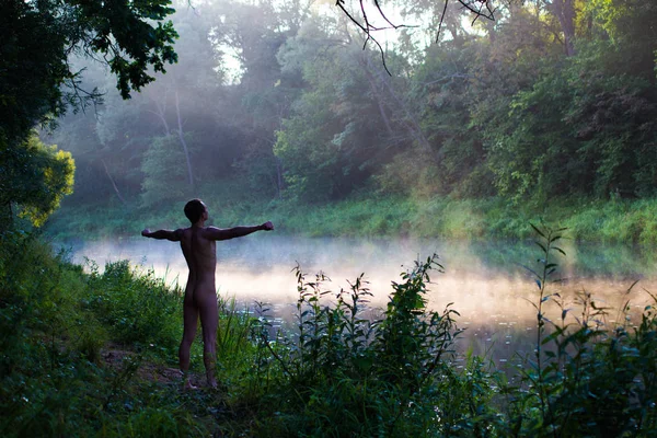 çıplak adam ve nehir