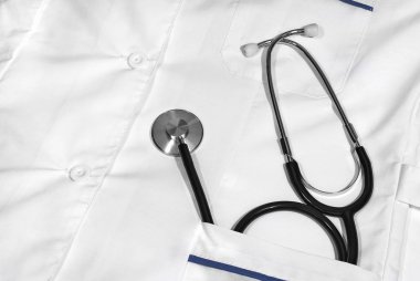 Stetoskop tıbbi beyaz cüppe arka plan üzerinde