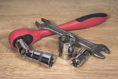 Kilit anahtarı, eski İngiliz anahtarı ve ahşap yüzey üzerinde kafa bitleri