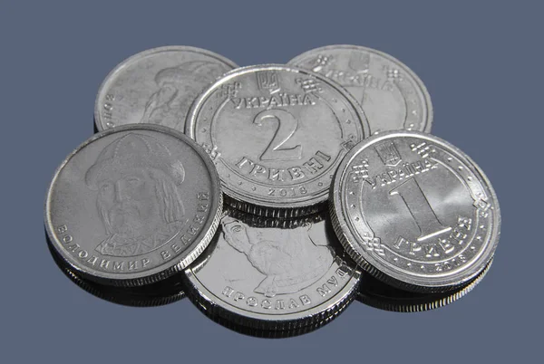 Ukraynalı hryvnia paralar yeni örnek karanlık bir arka plan üzerinde