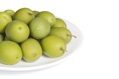 Beyaz porselen tabakta turşu yeşil zeytin