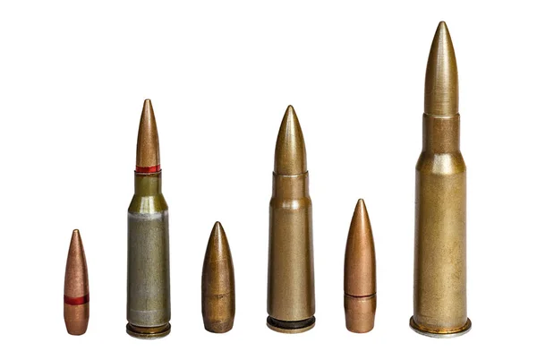 在白色表面的7 口径突击步枪和机枪的弹药筒和子弹 武器和军事装备的概念 — 图库照片