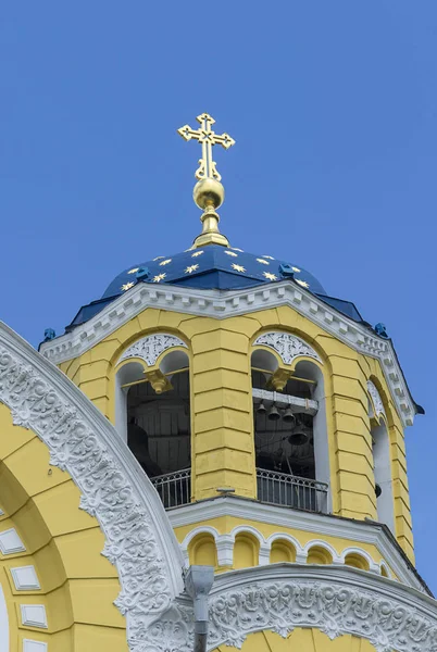 La cúpula con una cruz de oro de la catedral de Vladimir en Kiev — Foto de Stock