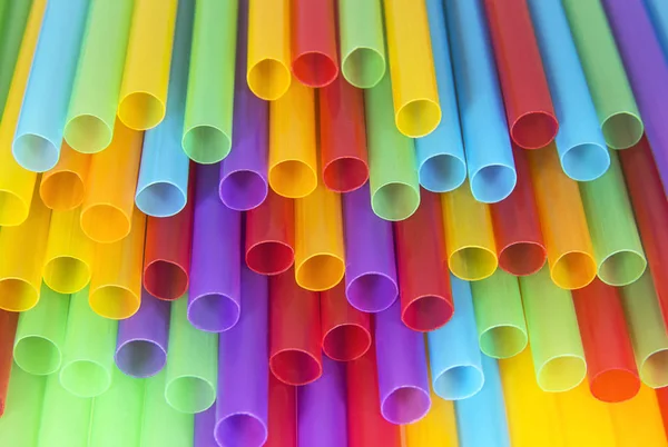 여러 가지 빛깔의 플라스틱 칵테일 빨대 닫기 — 스톡 사진