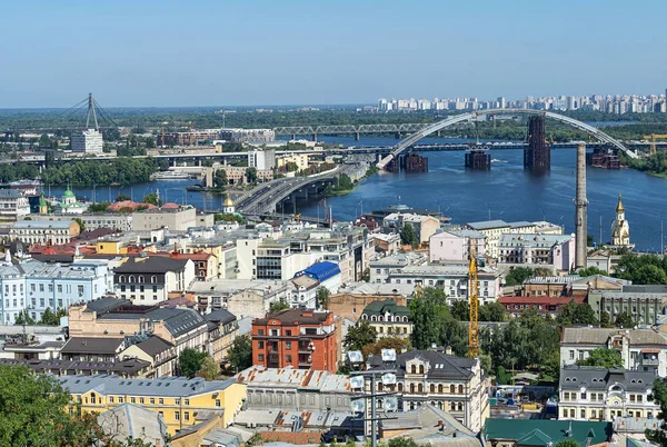 Vista del edificio de la ciudad de Kiev y puentes sobre el río Dniepe —  Fotos de Stock