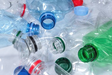 Bir yığın kullanılmış plastik şişe.