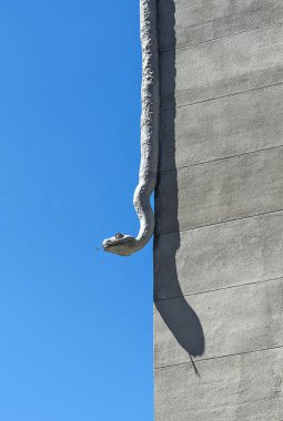 Kiev 'de Chimera' ların evi. Bir yılanla cephenin bir parçası. Tarihi anıtlar ve mimari
