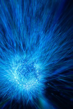 Soyut ışık radyasyonu. Yumuşak seçici odaklanma. Resim için yapay olarak tahıl yaratıldı. Karanlıkta ışık efektleri.