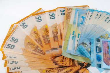 50, 20 'si beyaz bir yüzeyde yarı daire şeklinde olmak üzere çeşitli banknotlar, parlak renkler ve güvenlik özellikleri kullanılarak düzenlenir.. 