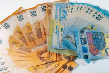 50, 20 'si beyaz bir yüzeyde yarı daire şeklinde olmak üzere çeşitli banknotlar, parlak renkler ve güvenlik özellikleri kullanılarak düzenlenir.. 