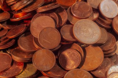 Pek çok bakır renkli euro cent 'in yakın plan çekimi dağınık ve istiflenmiş, dokusu ve metalik parlaklığı vurguluyor.