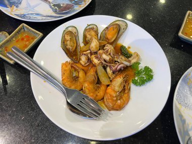 Karides, mürekkep balığı ve midyeli Baharatlı Kızarmış Deniz Ürünleri