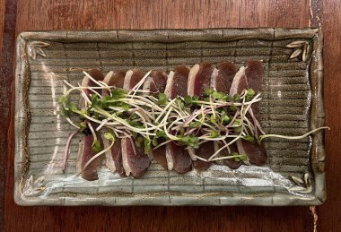 İnce dilimlenmiş Ton Balığı Sashimi ve ayçiçeği filizleri