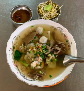 Karides köfteli domuz eti çorbasını temizle.