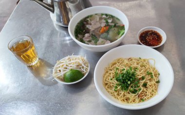 Saf domuz çorbasıyla kuru yumurta eriştesi.