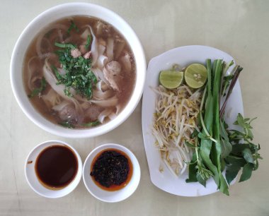 Vietnam domuzu taze fasulye filizi ve sos ile servis edilir..