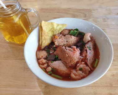 Baharatlı Pembe Çorba Balık Topları ve Çıtır Şekerlemeli Erişte