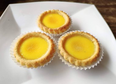 Bir Dim Sum restoranında servis edilen kremalı kremalı yeni pişmiş Hong Kong usulü yumurtalı tart..