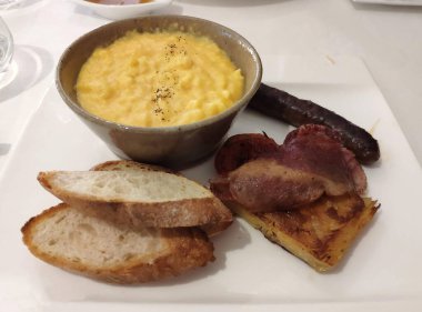 Yağda yumurta, ekmek ve sosisli büfe kahvaltı tabağı.