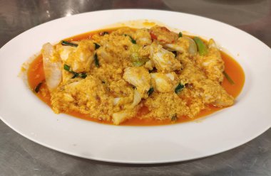 Lezzetli Çin usulü köri tozu, soğan ve soğanlı kızarmış yengeç eti..