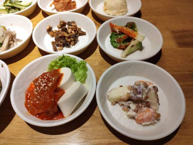 Restoranda servis edilen çeşitli Kore yemekleri.