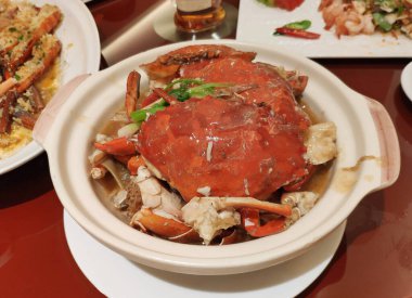 Deniz ürünleri spesiyalitesi. Çamurda mavi yengeçle pişirilmiş cam erişte..