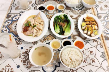 Hainanese Tavuk Pirinç Dükkanı 'nda Yemek Masası