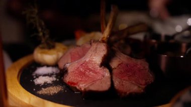 Açık ateşte cızırdayan leziz ızgara kuzu pirzolası, sulu dokular ve kömürleşmiş kenarlar. Aromatik duman ve zengin kahverengi, otantik ızgara mükemmelliğini vurguluyor..